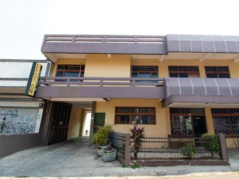 Hotel Reddoorz Near Alun Alun Cianjur Extérieur photo
