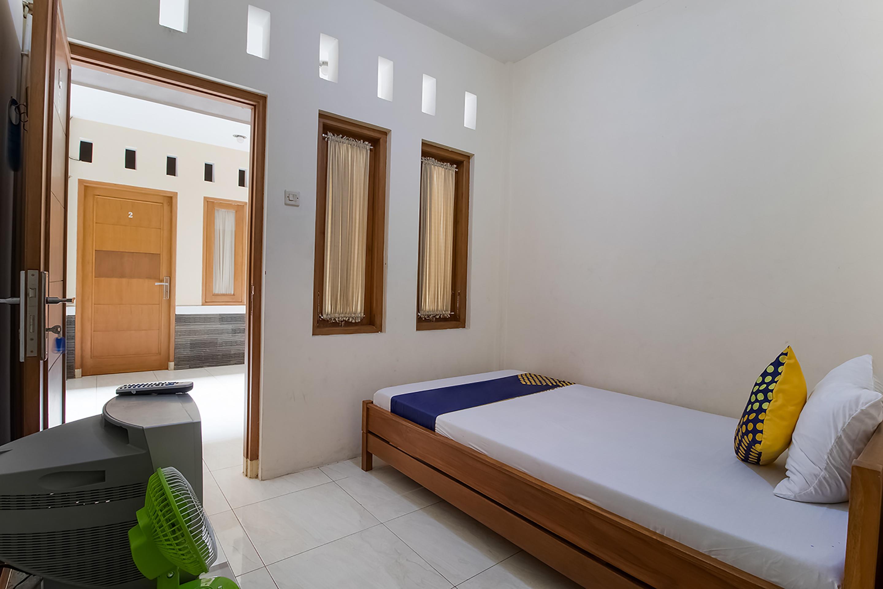Hotel Reddoorz Near Alun Alun Cianjur Extérieur photo