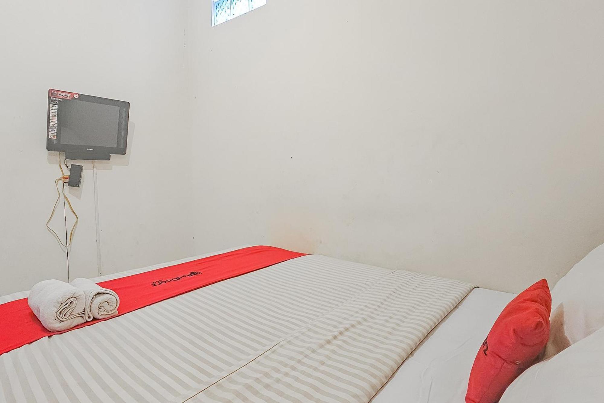 Hotel Reddoorz Near Alun Alun Cianjur Extérieur photo