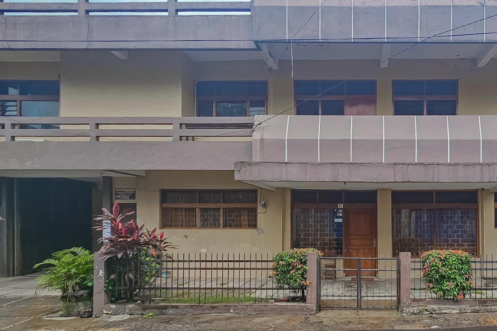 Hotel Reddoorz Near Alun Alun Cianjur Extérieur photo